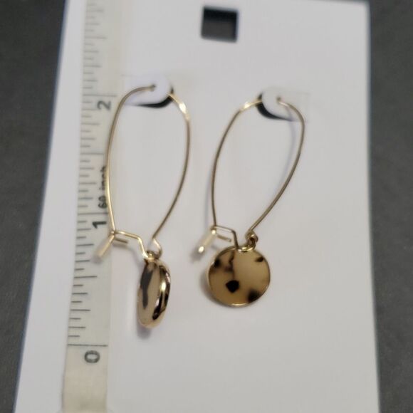 Gold tone faux tortoise shell dangling earrings - Picture 6 of 8